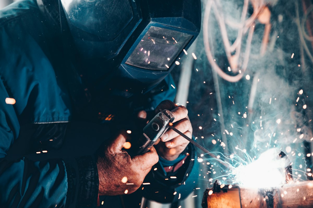 Soudeur au travail dans une gerbe d'étincelles (photo d'illustration)